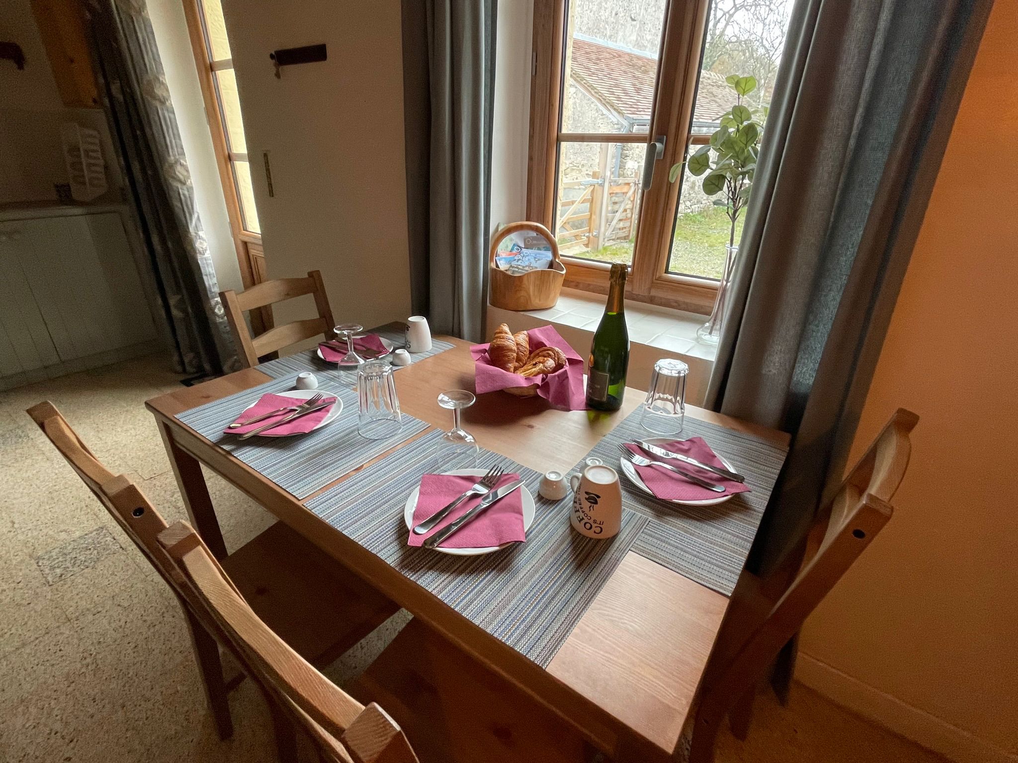 Ontbijttafel met verse croissants