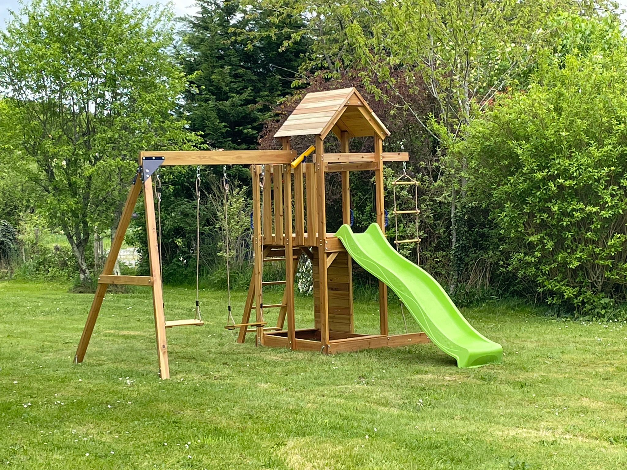 Speeltoestel voor kinderen in groene tuin
