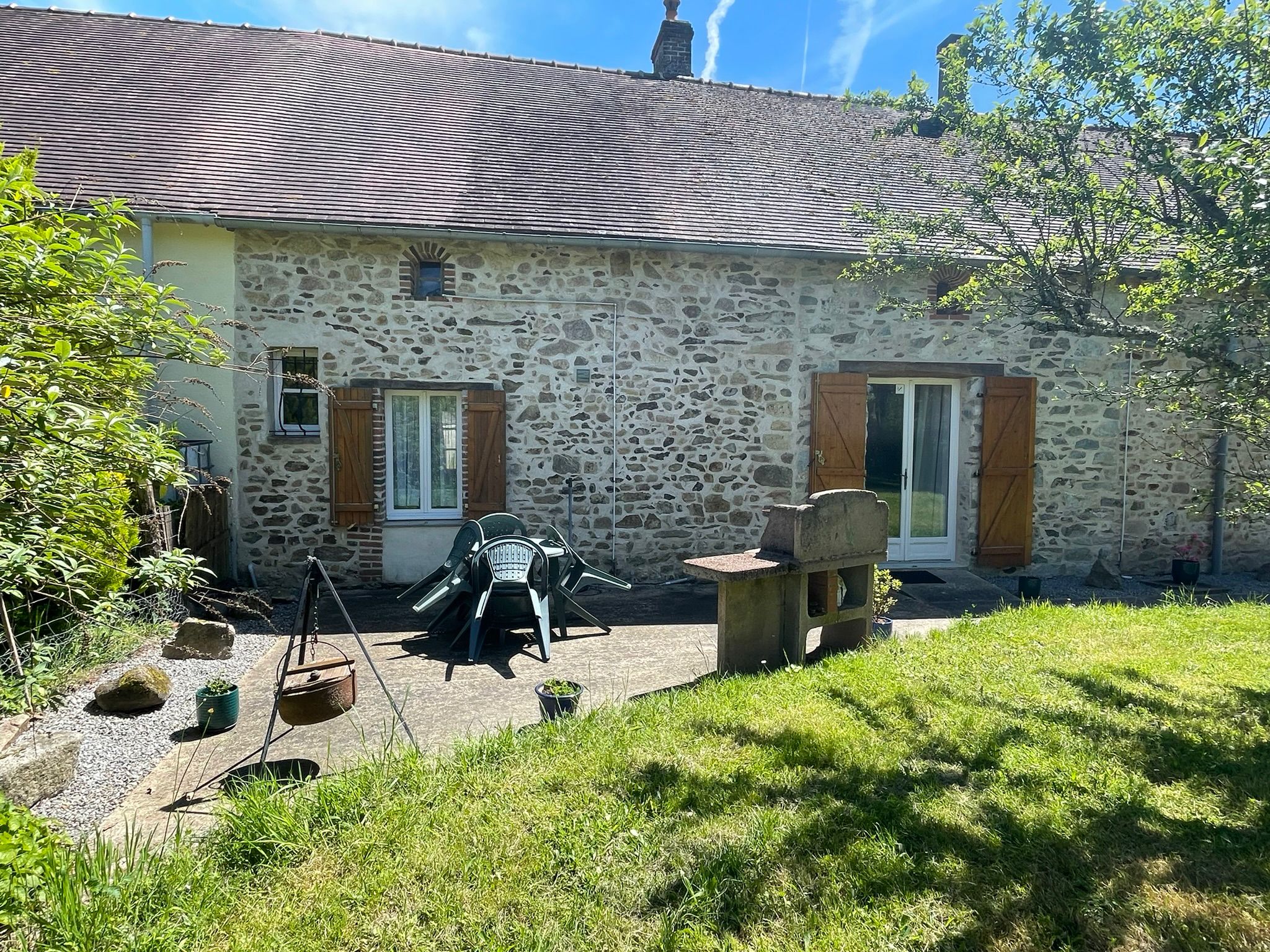 Privétuin van de gîte met terras en barbecue