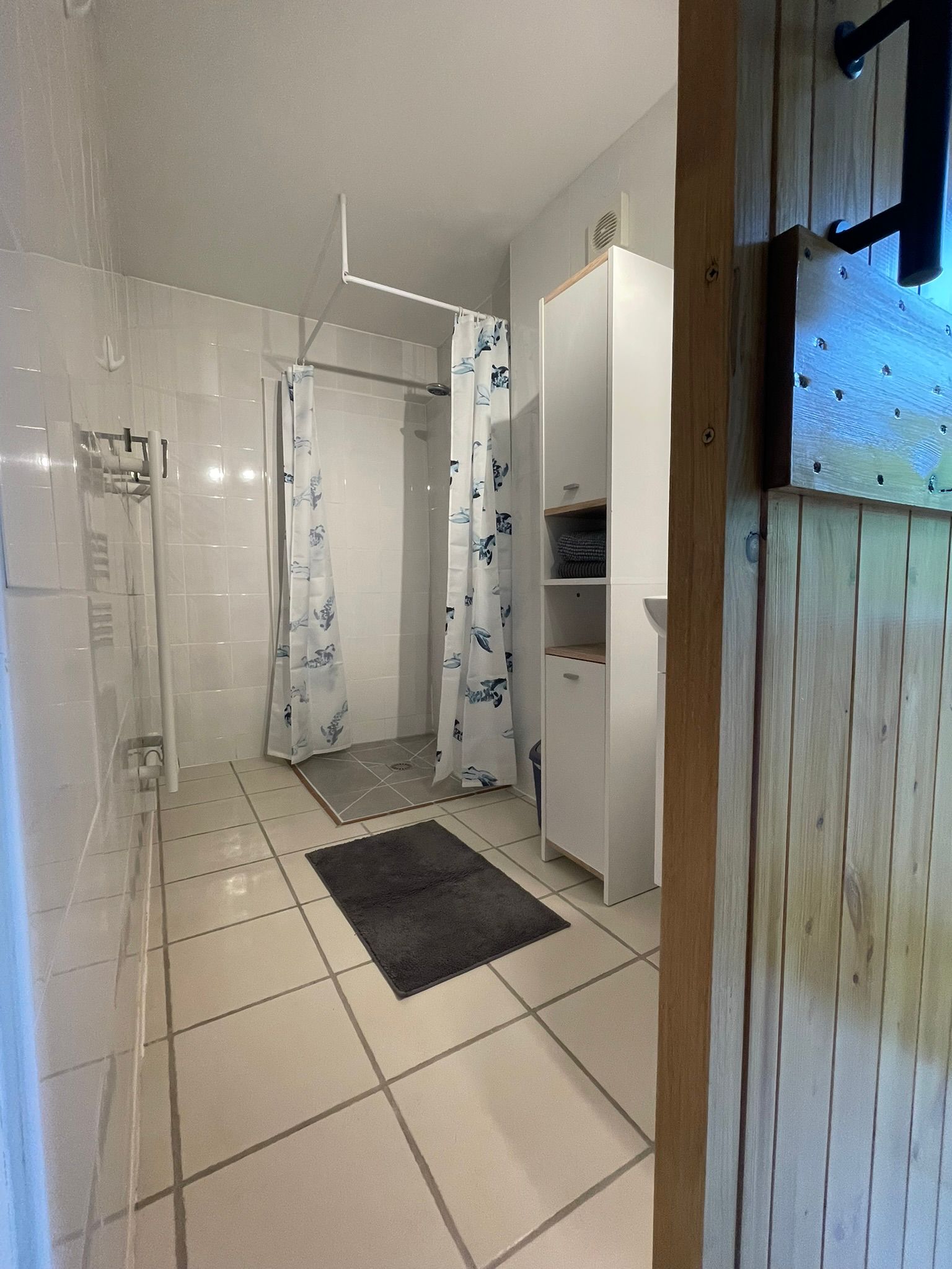 Badkamer met ruime douche