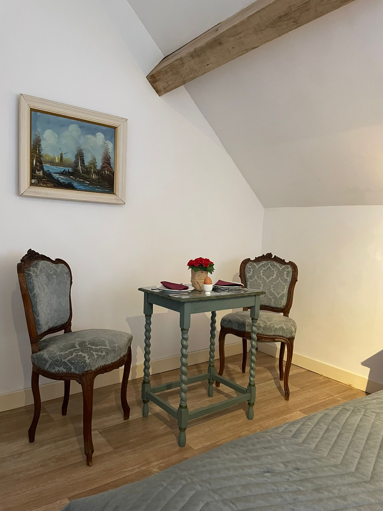 Knusse zithoek met antieke stoelen